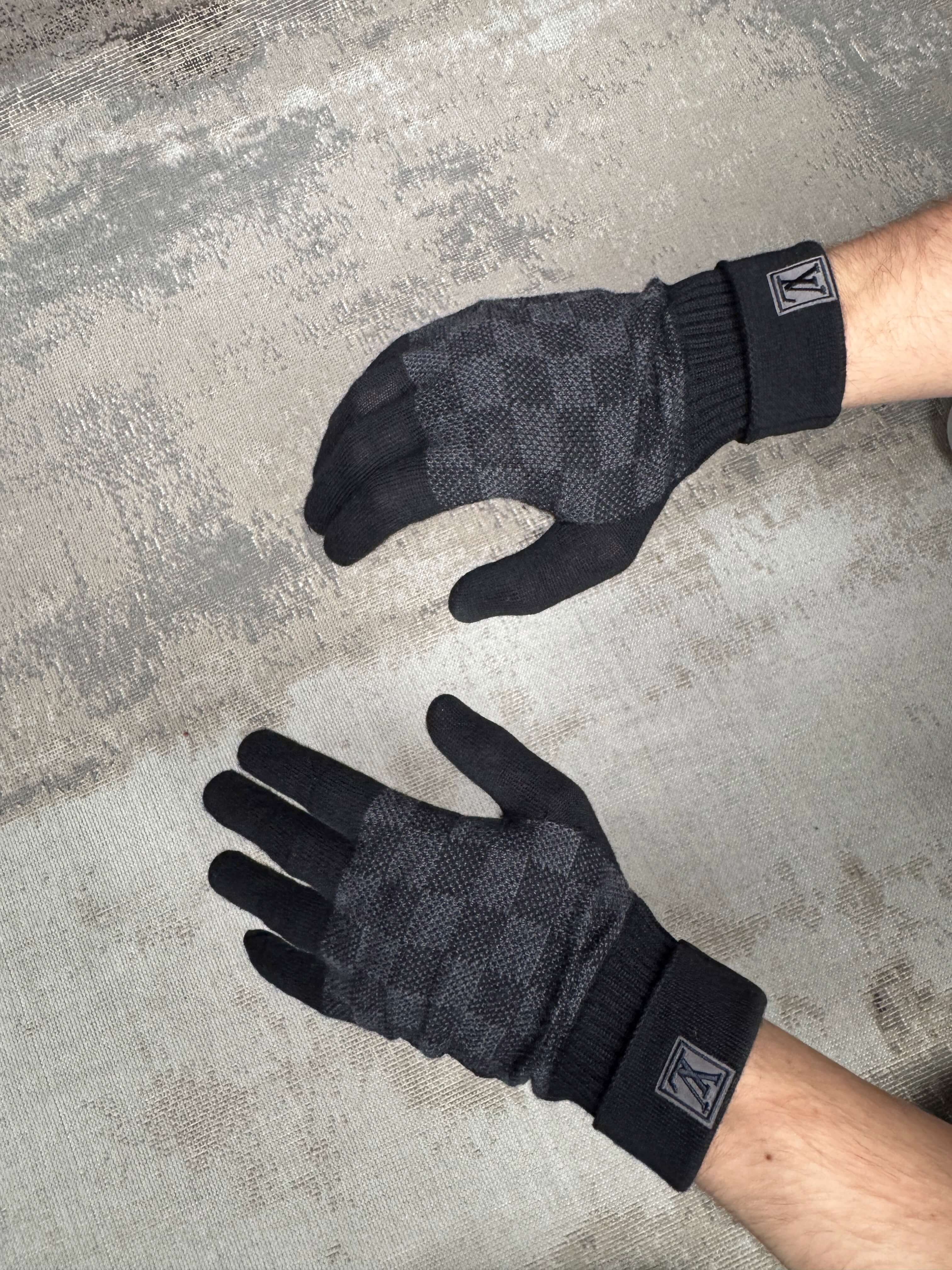 Louis Vuitton Néo Petit Damier Gloves - Black Louis Vuitton