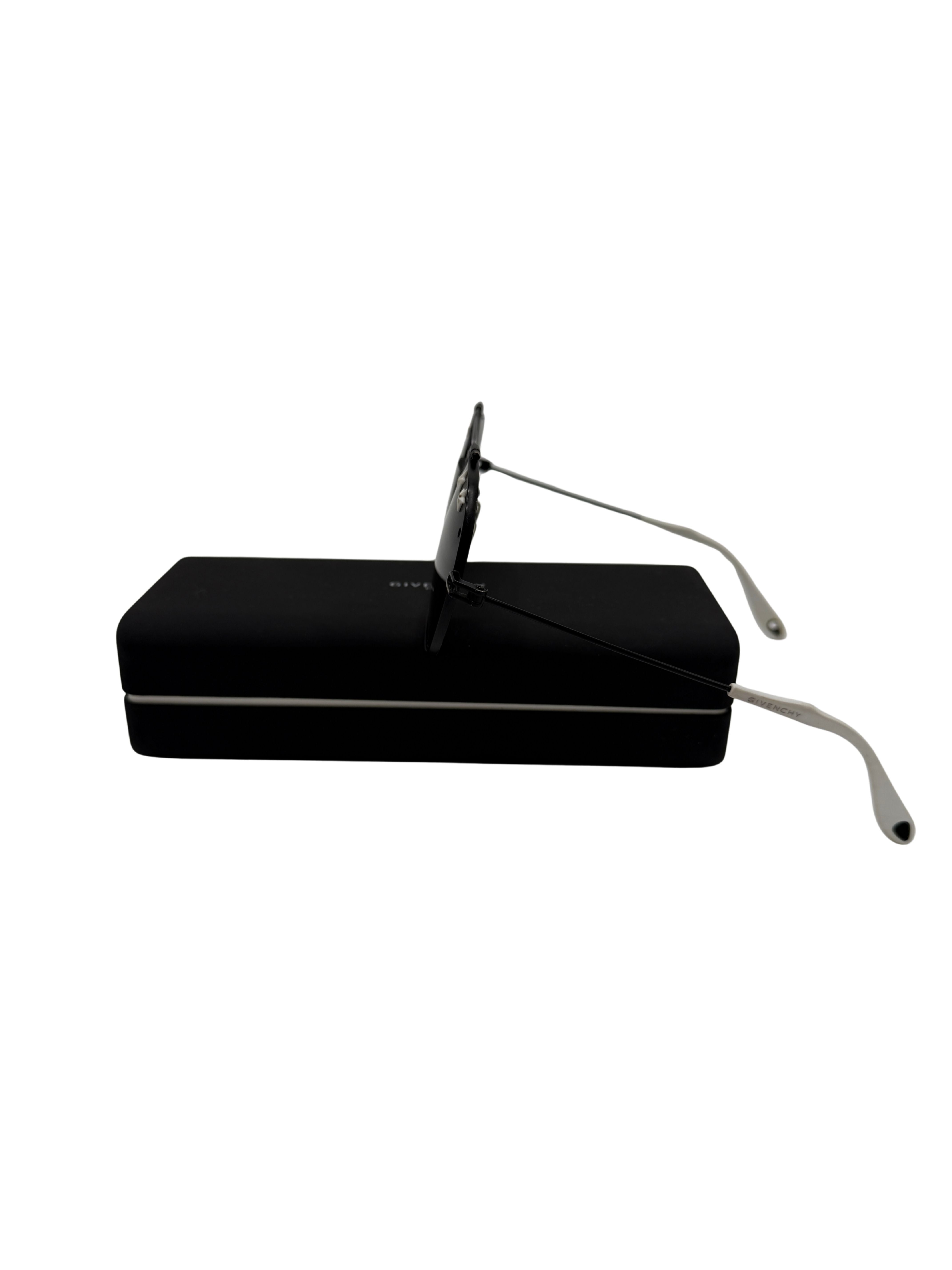 Givenchy Star Aviator Sunglasses - Black Givenchy